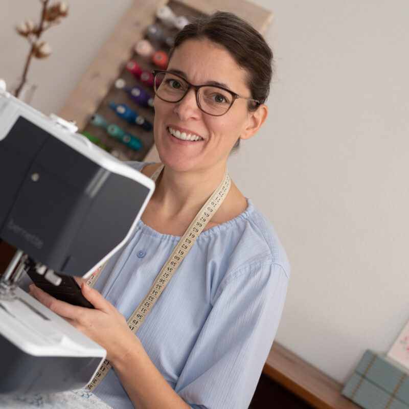 Petra von pedilu an der Nähmaschine